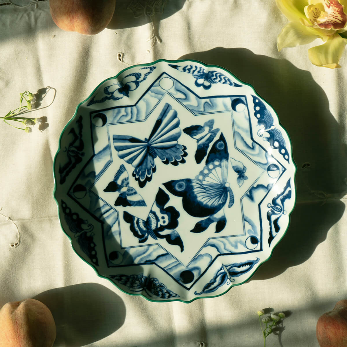 古美術◇蔵から波紋のような紋様の美しい、深い緑色の平たい皿が