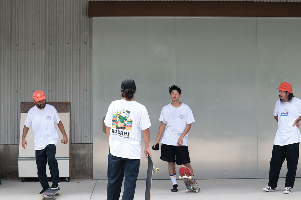 マルヒロスタッフがスケボーしている写真