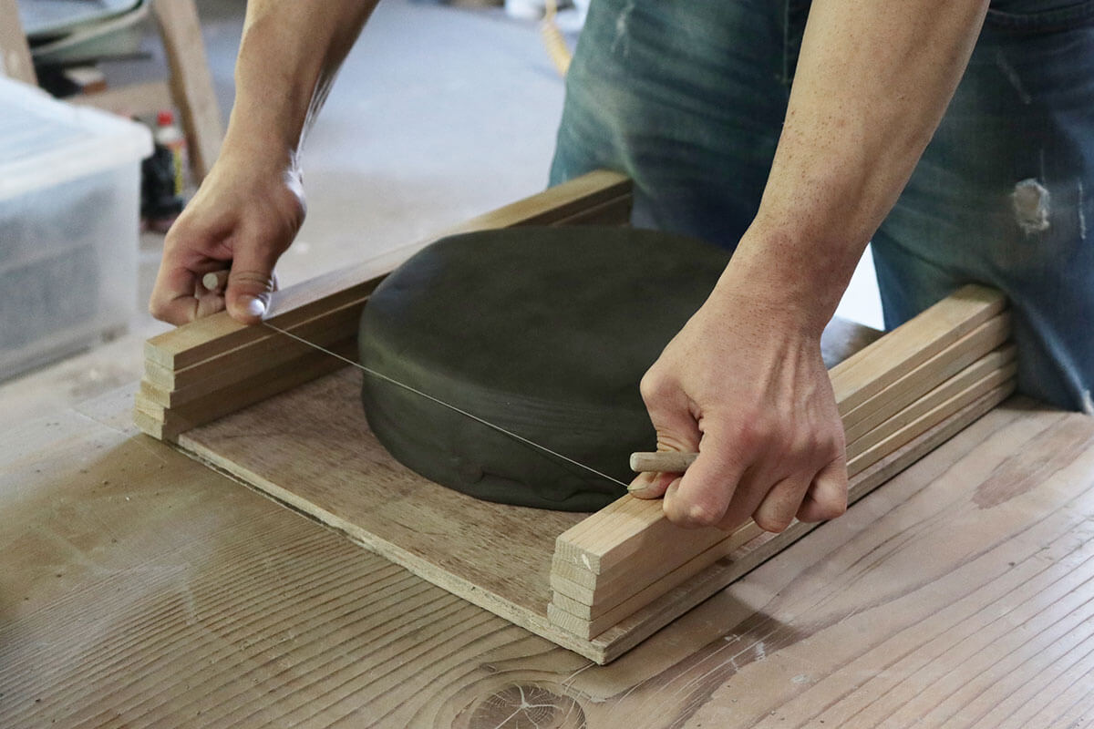 BARBAR たたらシリーズの制作風景②スライスしている写真