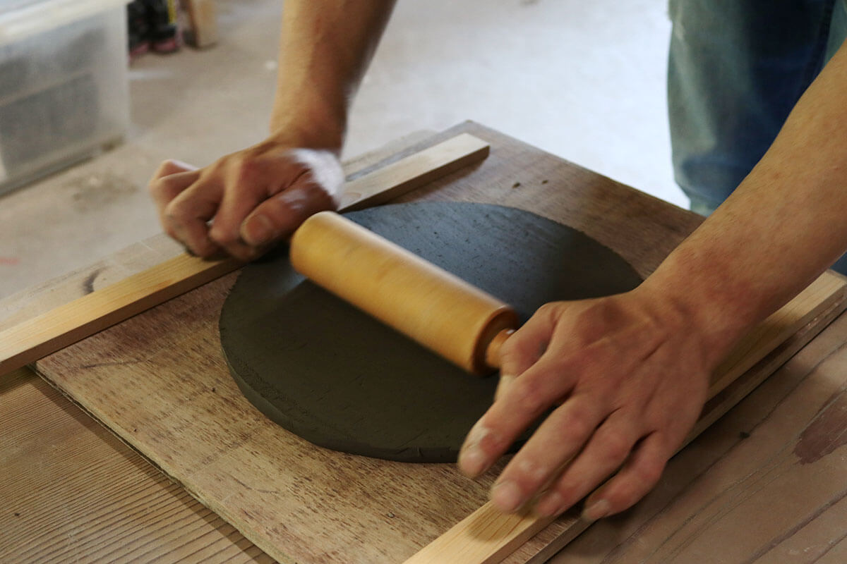 BARBAR たたらシリーズの制作風景③ローラーで伸ばしている写真