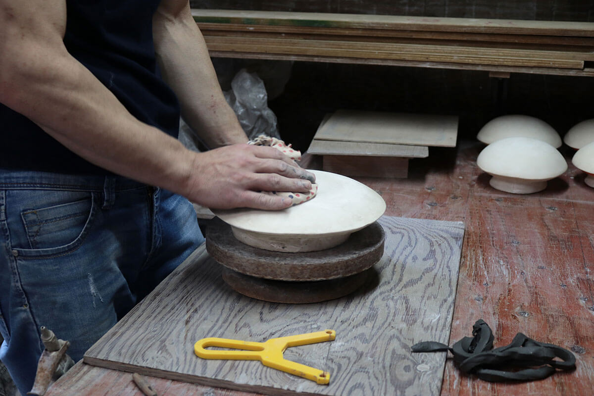BARBAR たたらシリーズの制作風景 ⑤片栗粉をまぶしている写真