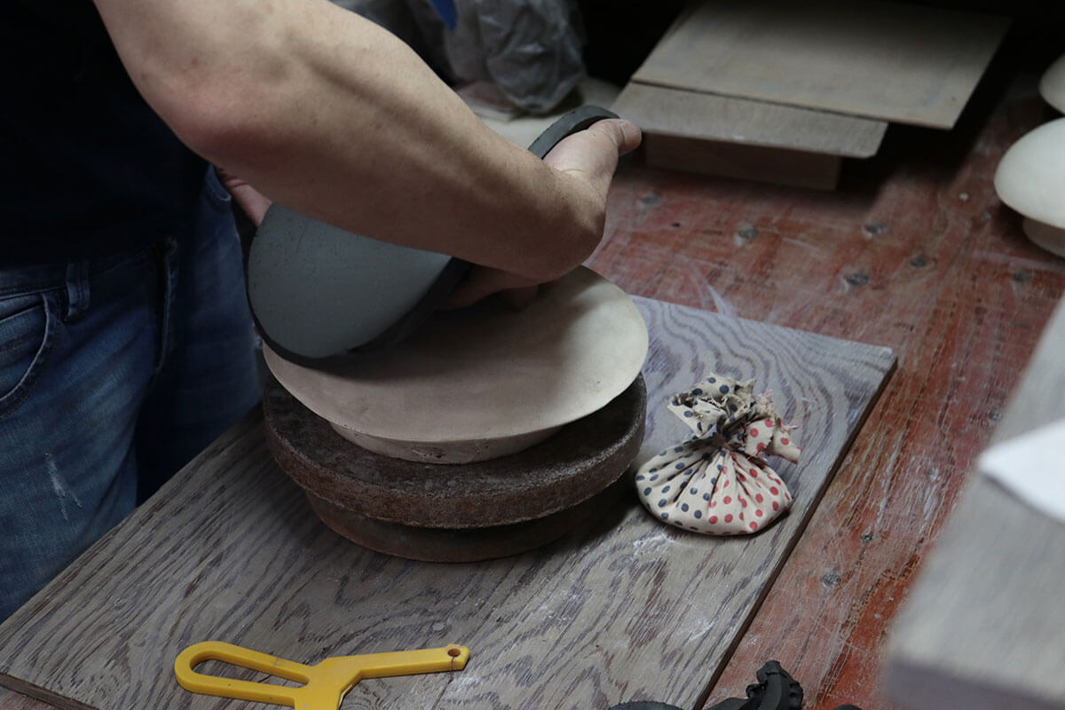 BARBAR たたらシリーズの制作風景 ⑥型に乗せている写真