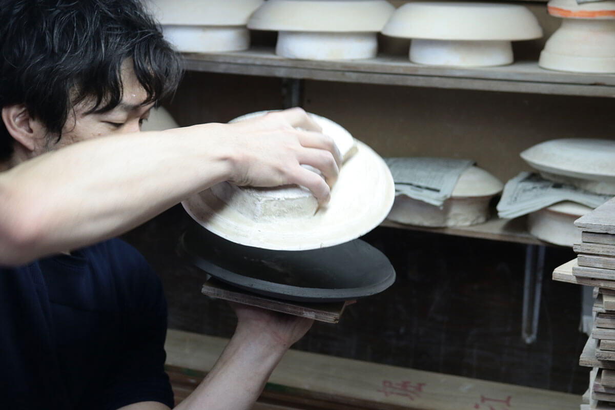 BARBAR たたらシリーズの制作風景⑩脱型している写真