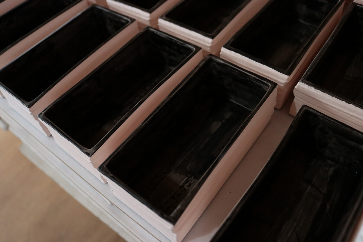 BlackEyePatch「取扱注意 case 」に黒が新登場！ 波佐見焼オンライン